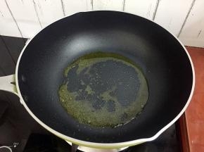 锅中倒入适量的食用油烧热