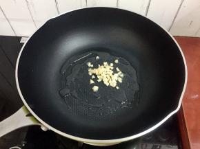 放入蒜末爆香