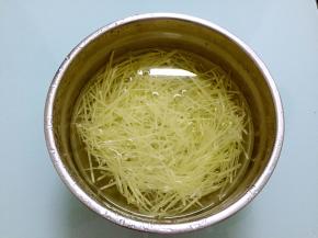 土豆切成丝后用水洗去淀粉，然后用清水浸泡备用