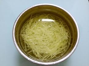 土豆切成丝后用水洗去淀粉，然后用清水浸泡备用