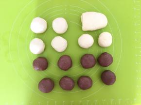 把两份面团都均分为8份，原色面团其中两份不要分割开