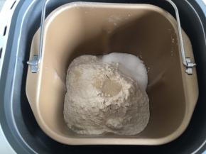先把牛奶、蛋液倒入面包机桶，然后加入盐，倒入高筋面粉，面粉上挖一小孔倒入活性干酵母，细砂糖倒在面粉的边上