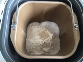 先把牛奶、蛋液倒入面包机桶，然后加入盐，倒入高筋面粉，面粉上挖一小孔倒入活性干酵母，细砂糖倒在面粉的边上