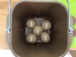 把5个原色面团按图放好第一层