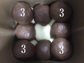 剩下的4个可可面团按图放好第三层