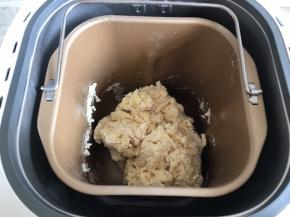 面包机设置标准面包程序，烧色选择中，重量选择1000g，启动。这时面包机开始和面