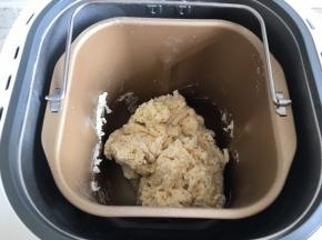 面包机设置标准面包程序，烧色选择中，重量选择1000g，启动。这时面包机开始和面