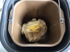 中途和面到18分钟时，按暂停键，加入软化的黄油，启动继续和面