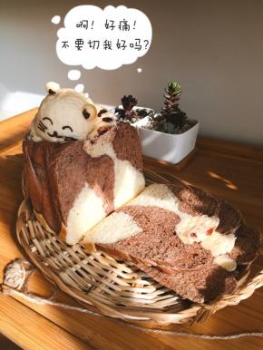 等吐司放凉以后，就可以切开吃啦～“啊啊啊！不要切我呀，好痛～”小喵在我切它的时候内心ps应该是这样的。可是，你就是一只吐司呀，要被吃掉的啦