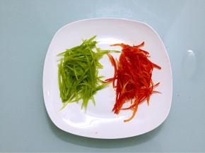 青红尖椒切成丝备用