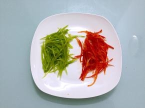 青红尖椒切成丝备用