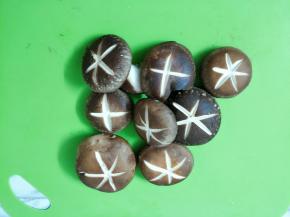 香菇清洗干净，用刀在表面划花形