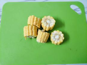 玉米洗净切块