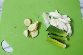 生姜和大葱切片