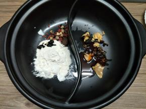 把两种汤底各放入鸳鸯锅，因为不是很能吃辣，辣汤的底料放比较少