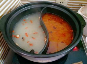 直接加入开水煮开，我用的鸳鸯火锅和电陶炉，需要煮半个小时左右