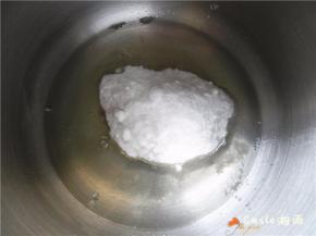 打蛋盆中放入蛋清，加糖粉和蜂蜜。