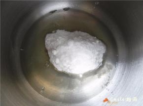 打蛋盆中放入蛋清，加糖粉和蜂蜜。