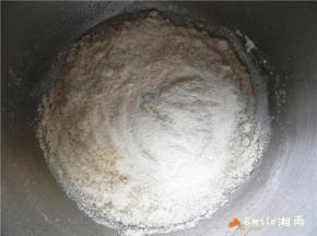 筛入低筋面粉和杏仁粉。