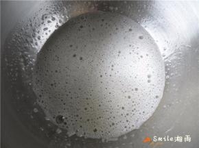 搅拌到糖粉融化，用手抽打至粗泡阶段。