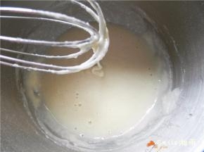 将面糊搅拌均匀至无粉。