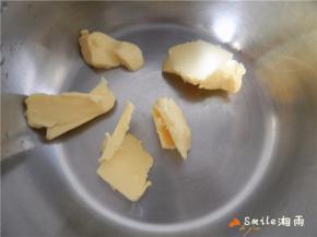 准备厚底小锅，放入黄油块。