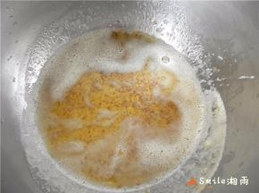 黄油中小火加热，慢慢煮成焦黄色后关火（用电磁炉开第2档500W）。