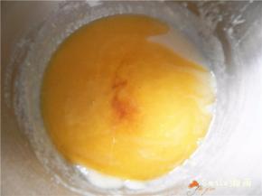 待黄油还有余温时倒入面糊中。