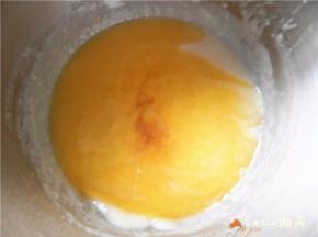 待黄油还有余温时倒入面糊中。