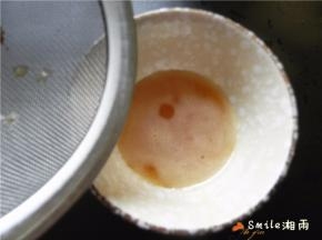 过滤黄油中的杂质。