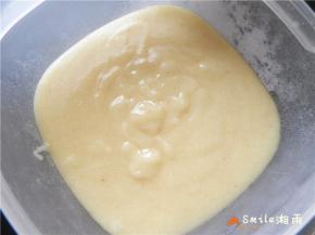 用刮刀轻轻切拌面糊均匀，用保鲜膜封起冷藏30分钟。