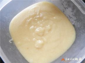 用刮刀轻轻切拌面糊均匀，用保鲜膜封起冷藏30分钟。
