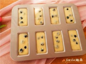 倒入学厨费南雪模具里8分满，轻震气泡（UKOEO烤箱180度预热）。