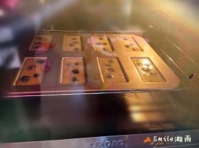 .将学厨费南雪模具放入提前预热好的烤箱中，模具导热性很好，用180度15分钟左右就烤至表面金黄。