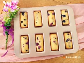 用洗碗布沾点小苏打粉，轻轻擦拭模具，再用水冲洗，模具非常容易清洗，洗后的学厨费南雪模依旧如新、美观实用！