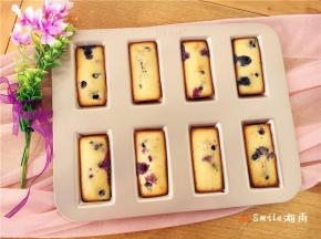 用洗碗布沾点小苏打粉，轻轻擦拭模具，再用水冲洗，模具非常容易清洗，洗后的学厨费南雪模依旧如新、美观实用！