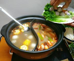 下入丸子先煮，丸子比较难熟要先放， 其他菜现吃现烫