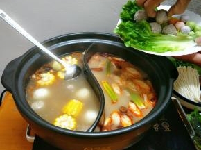 下入丸子先煮，丸子比较难熟要先放， 其他菜现吃现烫