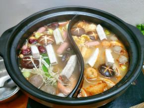 下入槟榔芋煮10分钟左右，槟榔芋易烂，也是吃多少烫多少比较好