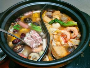 羔羊肉片直接放在漏勺里烫3-5分钟，我喜欢这样的吃法，过瘾