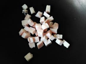 将猪腿肉分开肥瘦肉，切块，将肥肉放锅里，开中小火