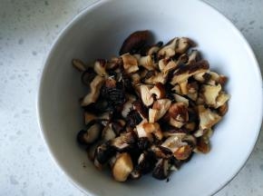 将香菇切丁
