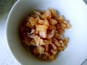 将鱿鱼干切丁