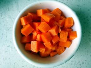 将胡萝卜切丁
