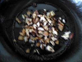 将香菇放入油锅里炒出香味