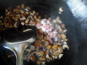 放入瘦肉和鱿鱼干翻炒