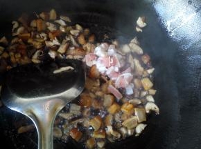 放入瘦肉和鱿鱼干翻炒