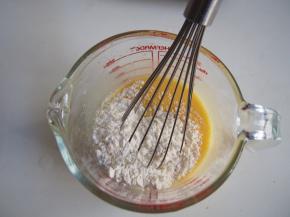 筛入低筋面粉，切拌均匀