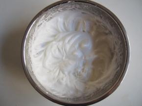 打发至出现纹路加入第二次糖，纹路明显后加入第三次糖，打发至湿性发泡的状态即可