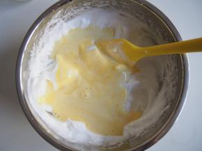 将蛋黄糊倒入剩余的蛋白中，搅拌均匀